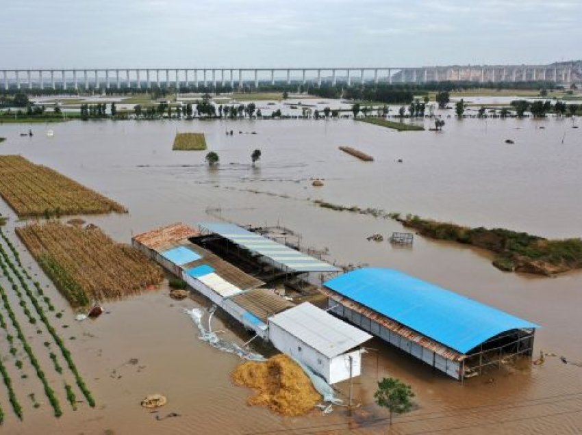 Përmbytjet në Kinë, evakuohen rreth 2 milionë banorë