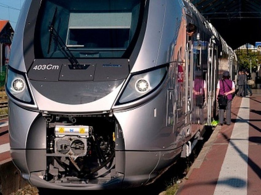 Në Francë shtypen nga treni tre emigrantë të shtrirë në shina 