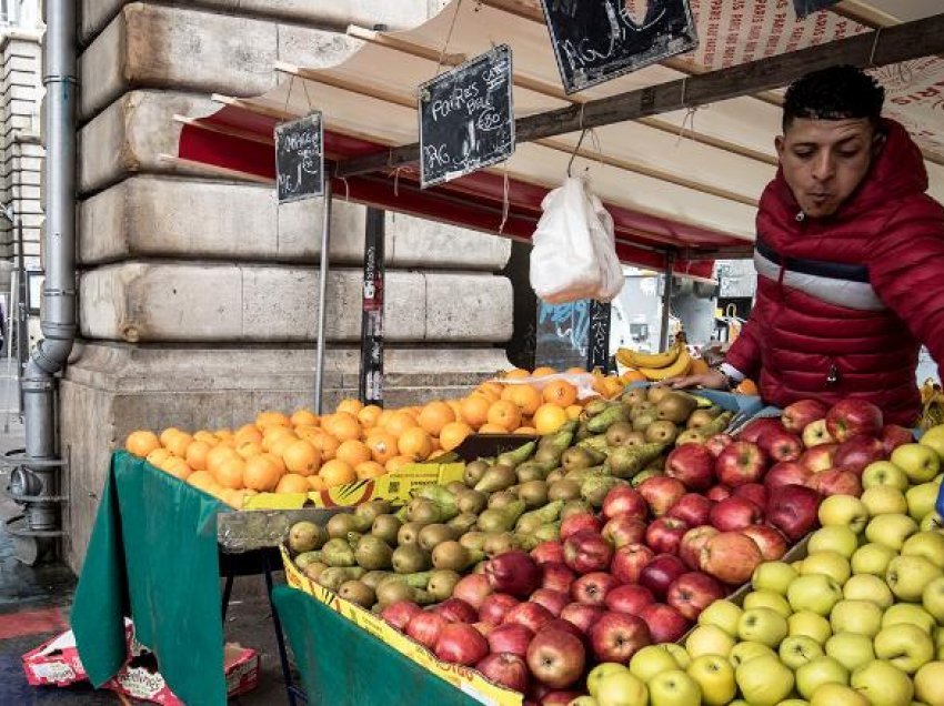 Franca do të ndalojë paketimin plastik për frutat dhe perimet nga janari