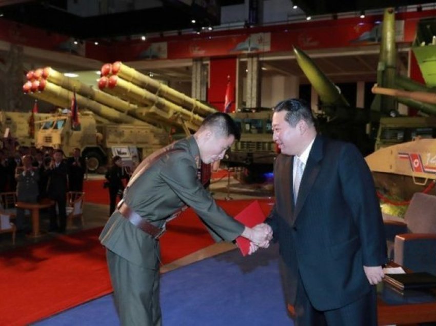 Koreja e Veriut: Kim Jong-un flet për ndërtimin e një “ushtrie të pathyeshme”