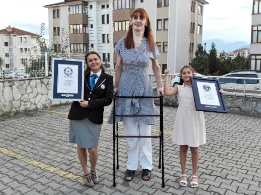 Kjo 24 vjeçarje nga Turqia hyri në Guinness si gruaja më e gjatë në botë