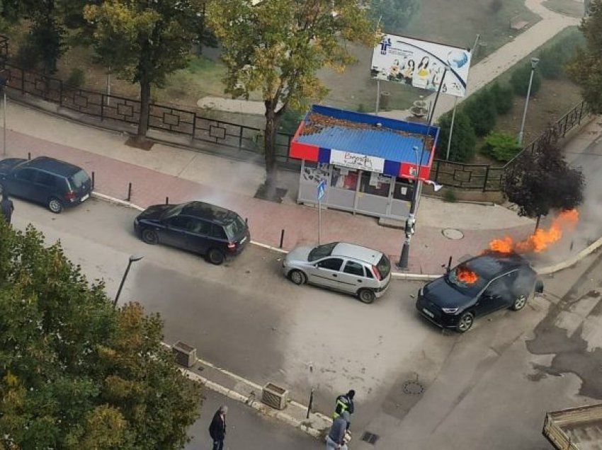 Në veri të Mitrovicës, serbët dogjën disa vetura me targa RKS