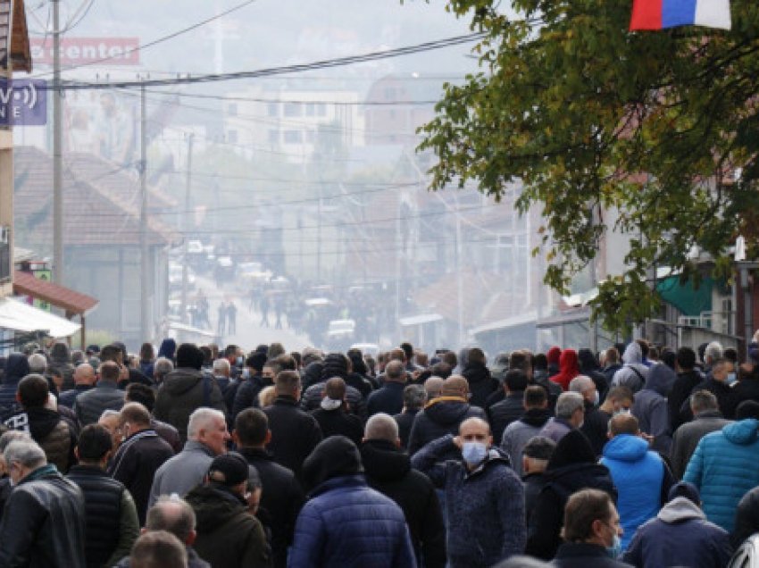 Pamje të reja nga tensionet e krijuara në veri të Kosovës/Të pranishëm edhe ROSU
