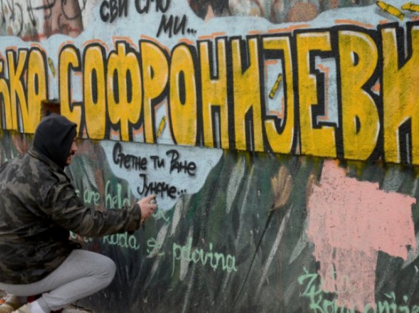 Aty ku u përplasën me Policinë e Kosovës, serbët në veri shkruajnë grafite 