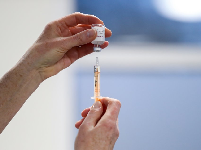 Kur do të filloj dhënia e dozës së tretë të vaksinës anti-Covid? Flasin nga Ministria e Shëndetësisë