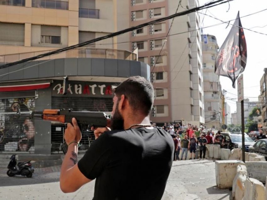 6 të vrarë gjatë protestës kundër gjyqtarit që po heton shpërthimin e një viti më parë në Bejrut