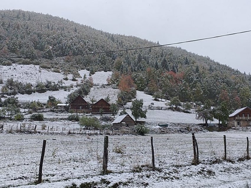 Fshati në Rugovë mbulohet nga bora