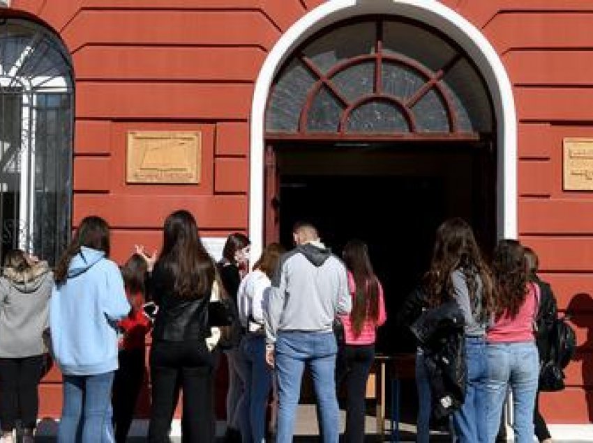 Mbi 50% e studentëve në Universitetin e Tiranës të vaksinuar