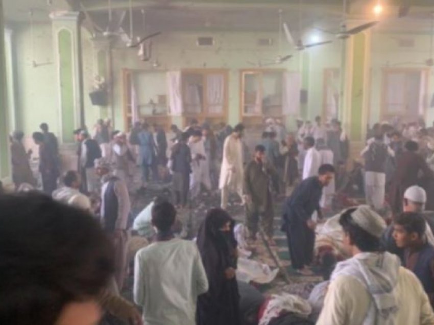  Dhjetëra viktima nga shpërthimi gjatë faljes së xhumasë në një xhami në Afganistan