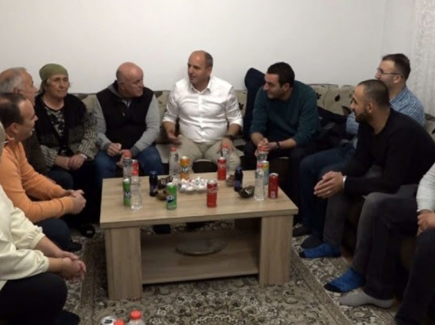 ​Ekrem Hyseni përmbyll fushatën zgjedhore me vizitë te familja e heroit Ali Ajeti
