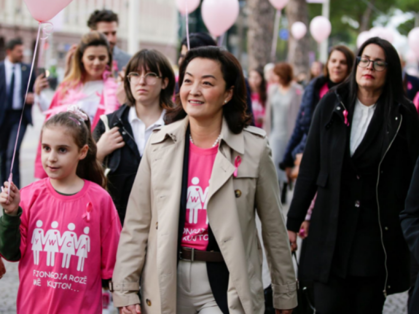 “Tetori rozë”, ambasadorja Kim i bashkohet marshimit sensibilizues