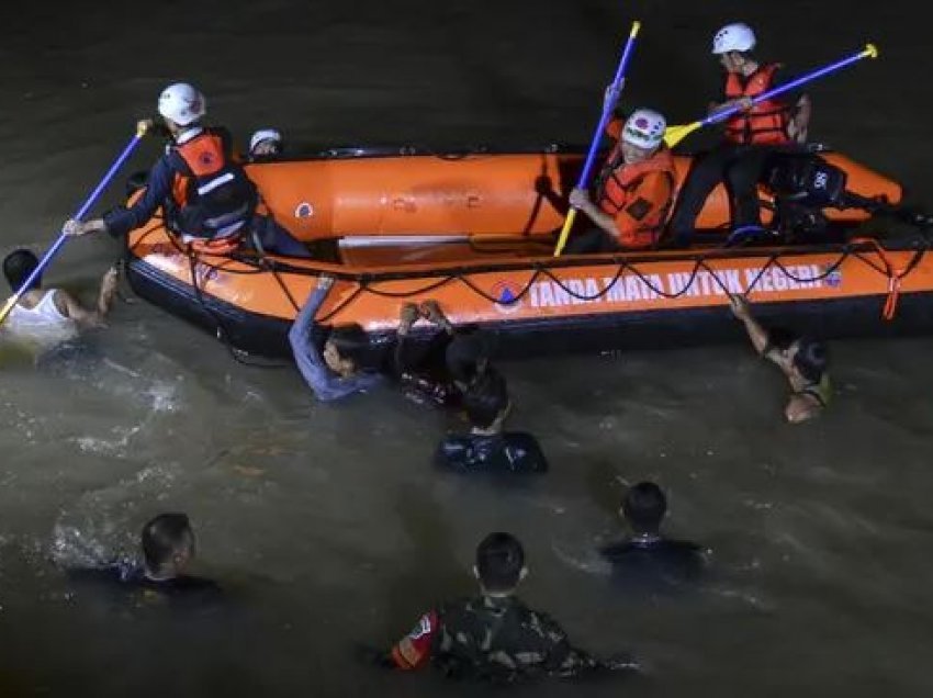 ‘Duke mbajtur duart e njëri -tjetrit’: 11 fëmijë u mbytën në një lumë në Indonezi