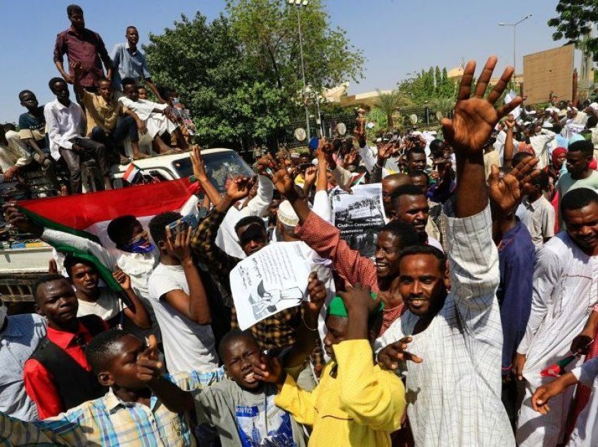 Në Sudan protestuesit kërkojnë grusht shteti ushtarak ndërsa kriza thellohet