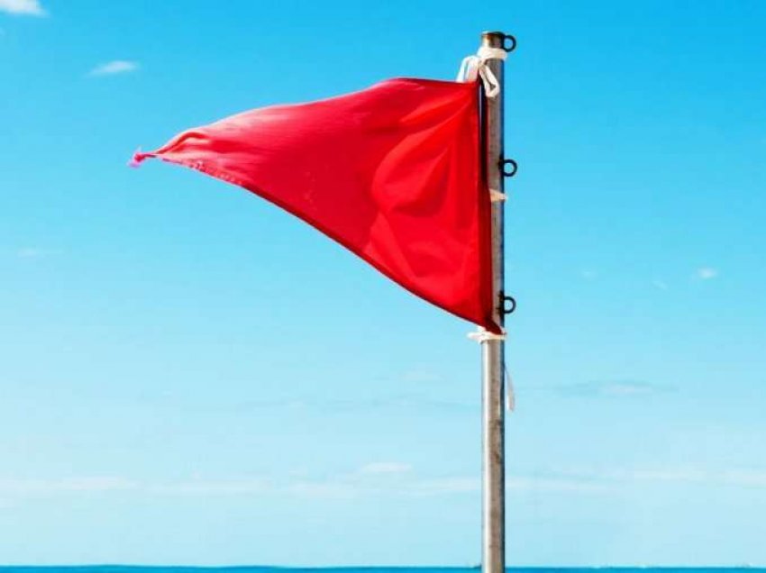 Pse ‘Flamuri i kuq’ u bë viral në rrjetet sociale?