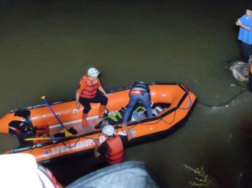 ​11 nxënës humbin jetën gjatë ekskursionit në brigjet e lumit në Indonezi