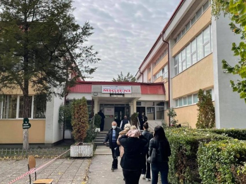 Në qendrën më të madhe të votimit në Mitrovicë, shfaqen probleme