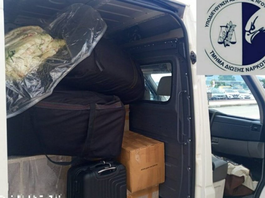 Policia greke kap 256 kg marijuanë që vinte nga kufiri shqiptar, shoferi s'pranoi të ndalonte