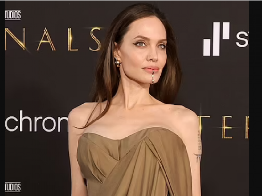 Angelina rikthehet me bukur se kurrë