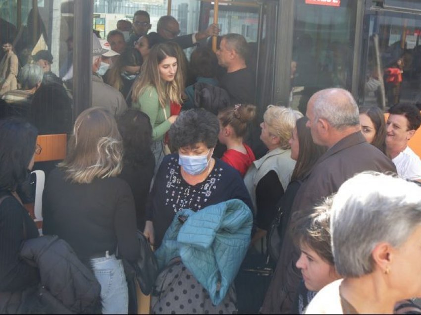 Pa maska anti-covid, qytetarët dynden në urbanet e Tiranës