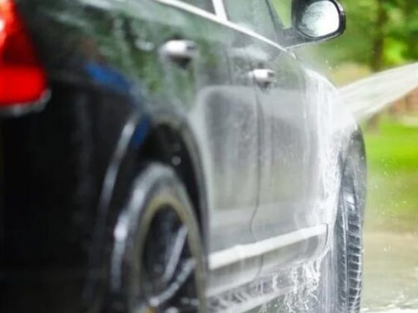 A duhet ta lani veturën tuaj me ujë të nxehtë apo të ftohtë?