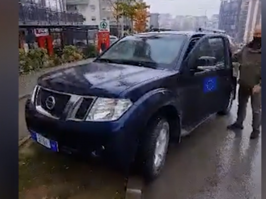 Zyrtari e parkoi gabimisht veturën në Prishtinë, vjen reagimi nga EULEX-i 