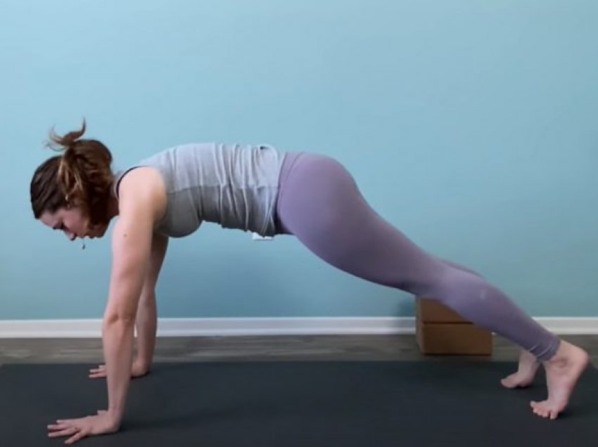 Stërvitja e shkurtër joga për të forcuar krahët dhe shpatullat tuaja