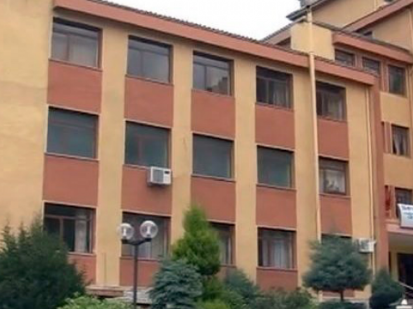 Dyshohet për helmim, fluks qytetarësh në spitalin e Krujës
