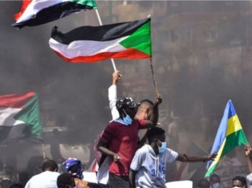 ​Grusht shteti në Sudan, rrethohet shtëpia e kryeministrit dhe arrestohen anëtarët e tjerë të qeverisë