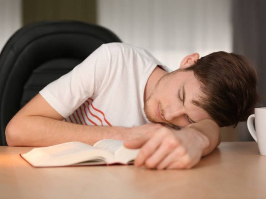 Rreziqet kur flini teksa jeni ulur: A mund të jenë fatale?