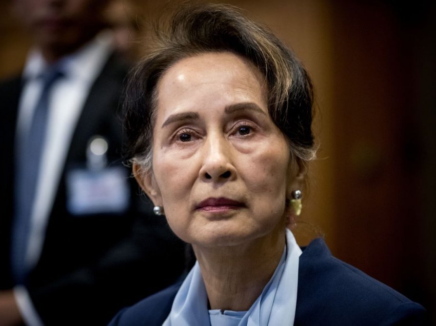 Suu Kyi i Mianmarit dëshmon për herë të parë në gjykatën e juntës