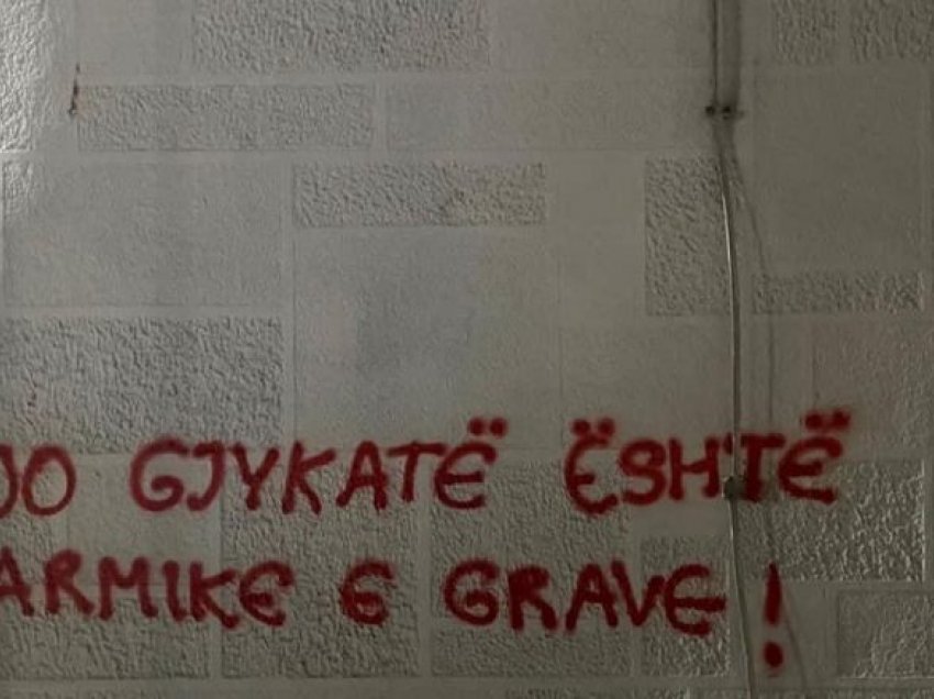 Kolektivi për Mendim dhe Veprim Feminist mbush me mbishkrime mure e Gjykatës Themelore në Pejë