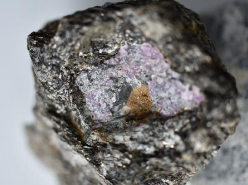 Shkencëtarët zbulojnë gjurmë të jetës së lashtë në një rubin 2.5 miliardë vjeçar