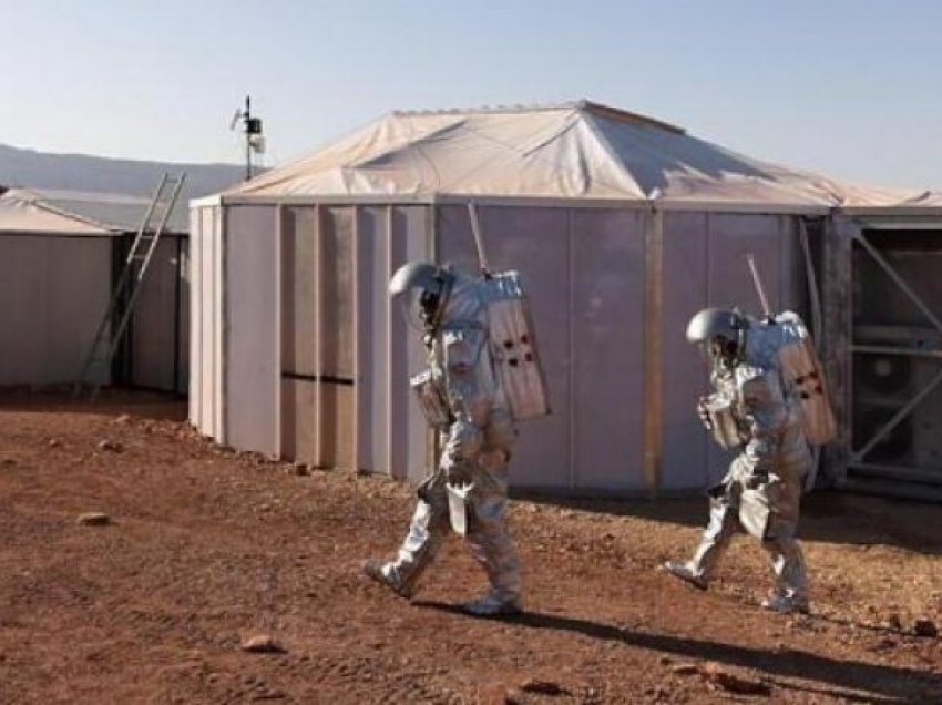 Këta astronautë në shkretëtirë simulojnë jetën në Mars