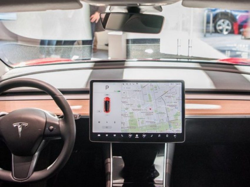 Shoferët raportuan si problem, Tesla heq versionin e fundit të softuerit të makinës për “sistemin e plotë vetë-drejtues”