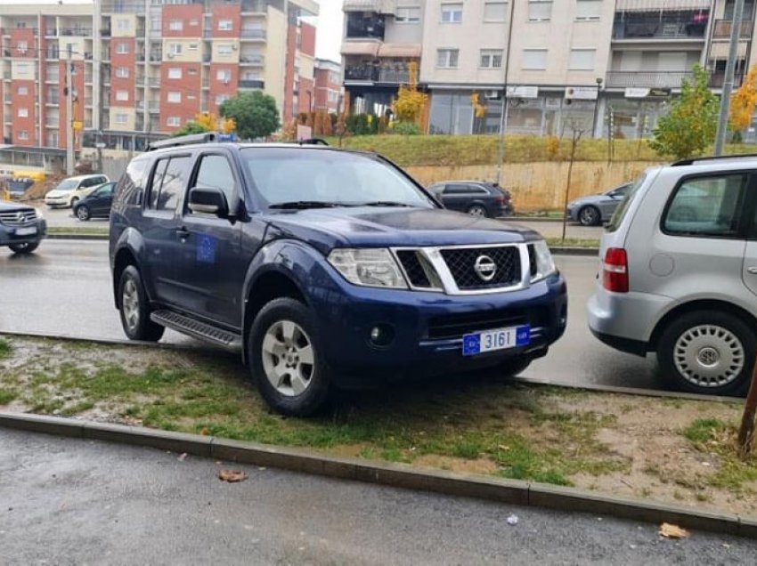 EULEX-i merr masa ndaj zyrtarit të tyre pasi parkoi veturën mbi pjesën e gjelbëruar