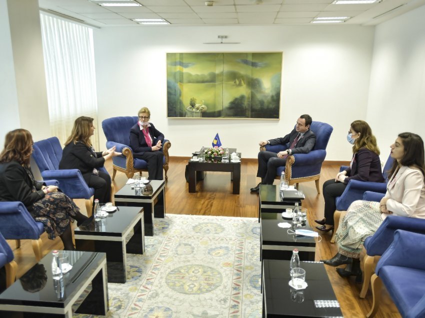 Kryeministri Kurti priti në takim avokueset e veprimtarisë së Qendrës Kosovare për Luftimin e Kancerit të Gjirit