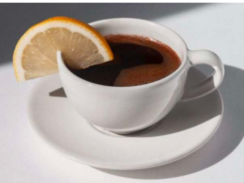 A ndihmon lëngu i limonit në kafe për të humbur peshë