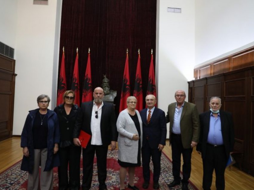 Presidenti Meta vlerëson mjeshtrin e akrobacisë shqiptare Ali Xhixha me dekoratën “Nderi i Kombit”