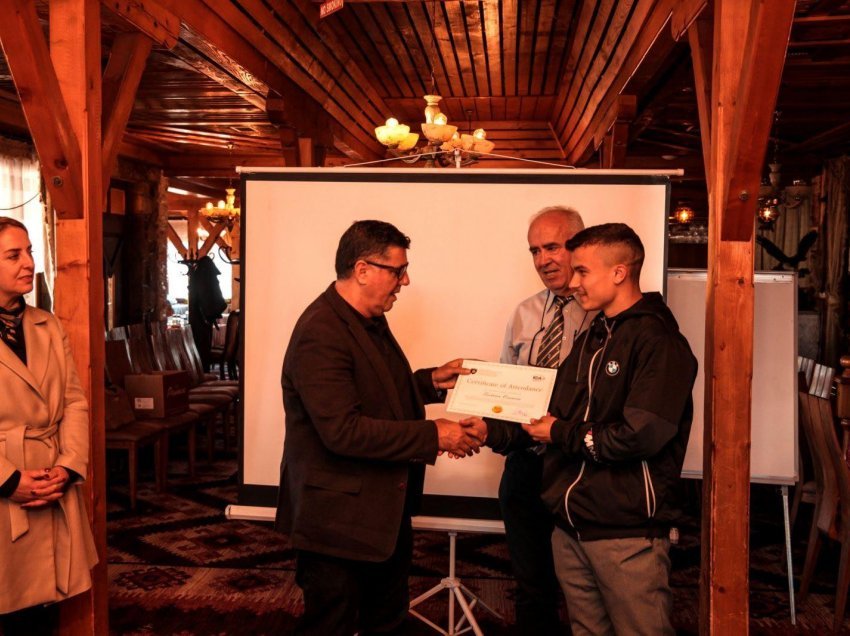 Haziri shpërndanë certifikata për 30 të rinj, vijues të trajnimit për ndërmarrësi dhe vetëpunësim 