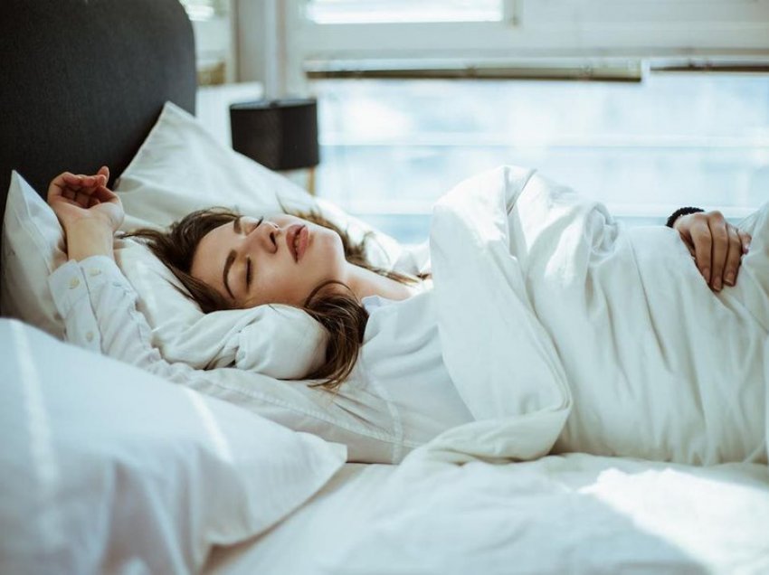 Gjumi në shpinë nuk preferohet shumë, por këto 8 arsye ndoshta do t’ju bindin