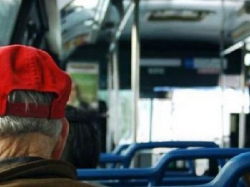 Kurrë mos ia lironi vendin një të moshuari në autobus, ja pse