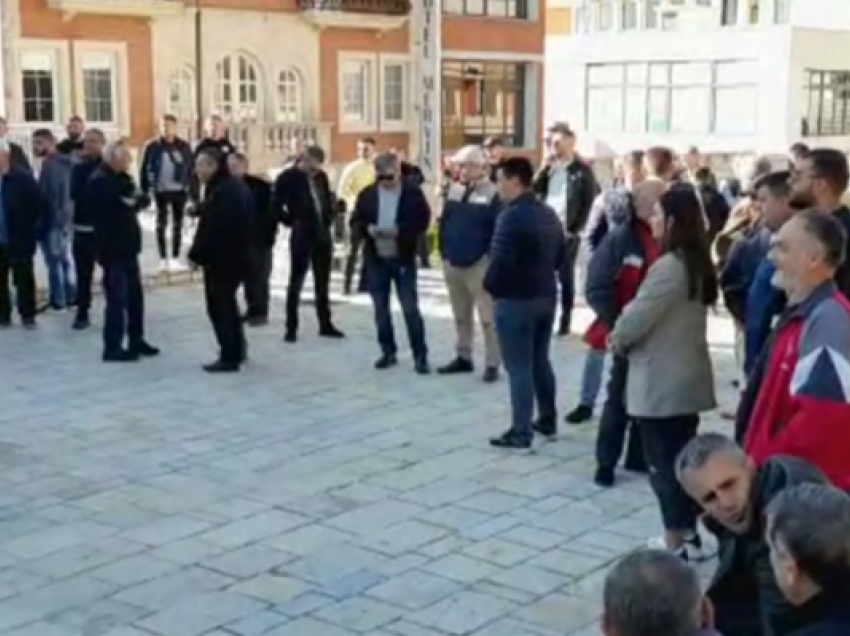 Helmimi i 600 personave, qytetarët e Krujës në protestë