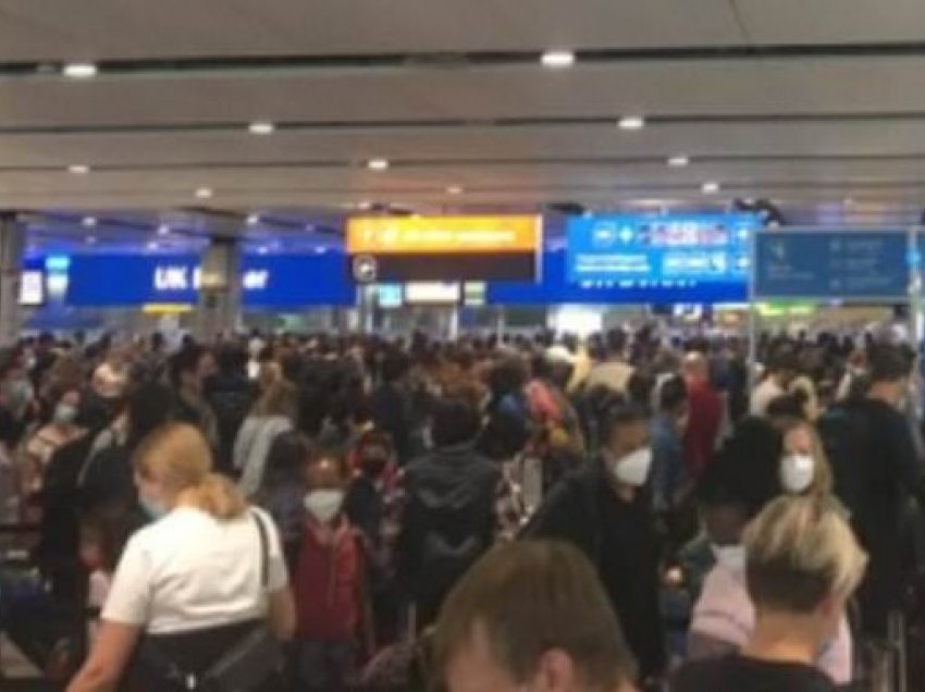 Kaos prej 4 ditësh në aeroportin e Heathrow, pasagjerët presin me orë të tëra në radhë