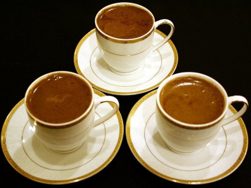 Studiuesit paralajmërojnë rrezikun nëse konsumoni tri filxhanë me kafe në ditë