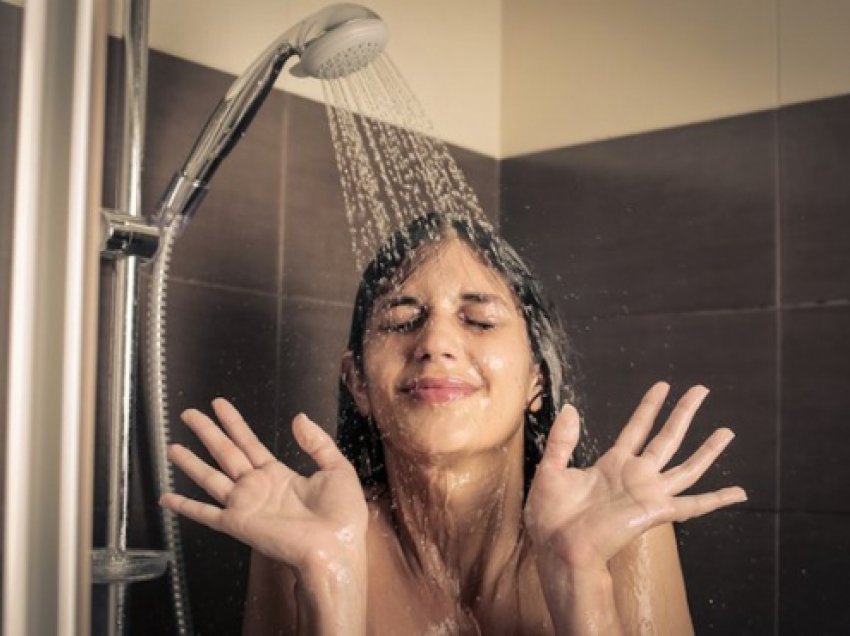 7 përfitime nga dushi i mëngjesit me ujë të ftohtë