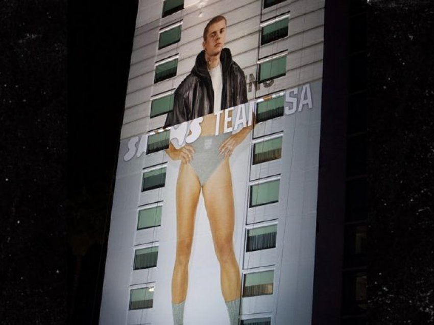 Një ngatërresë teknike në ‘billboard’-in gjigant bëri që Justin Bieber të shfaqet me këmbë atraktive të një femre