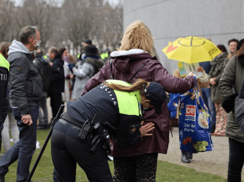 Policia e Amsterdam refuzon vëzhguesit e AI kundër ‘profilizimit racor’ në ndalimet parandaluese