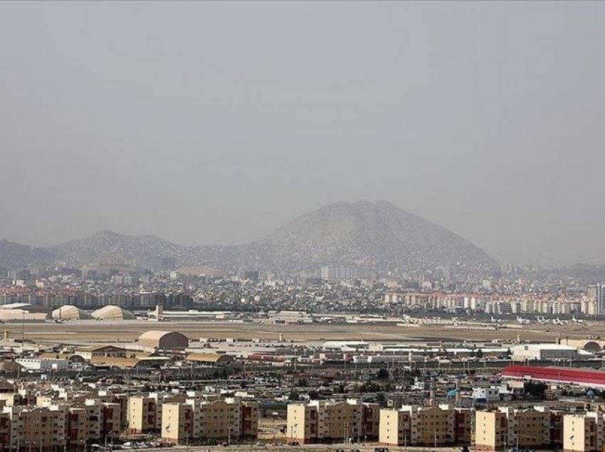 Zbret avioni i parë në Aeroportin e Kabulit nën kontrollin e talibanëve