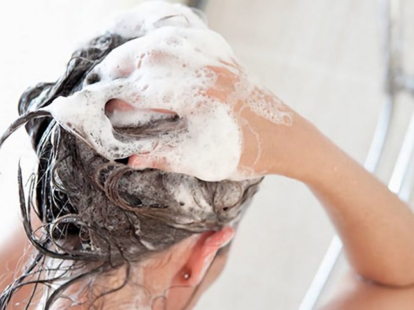 Përbërësit e dëmshëm të shampove/ Çfarë duhet të evitoni?