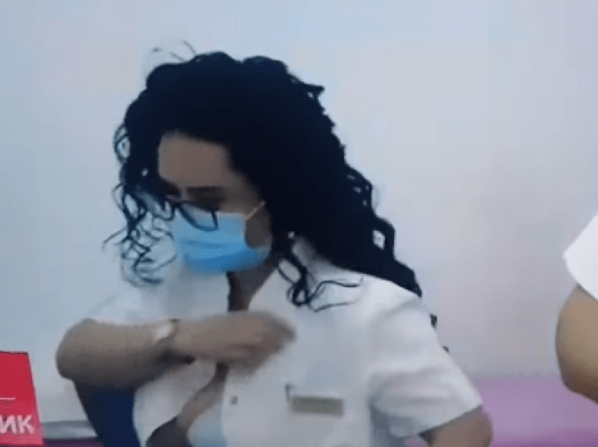 Pamjet/ Nuk e pa fare kamerën, infermierja serbe nis të zhvishet në sy të të gjithëve 